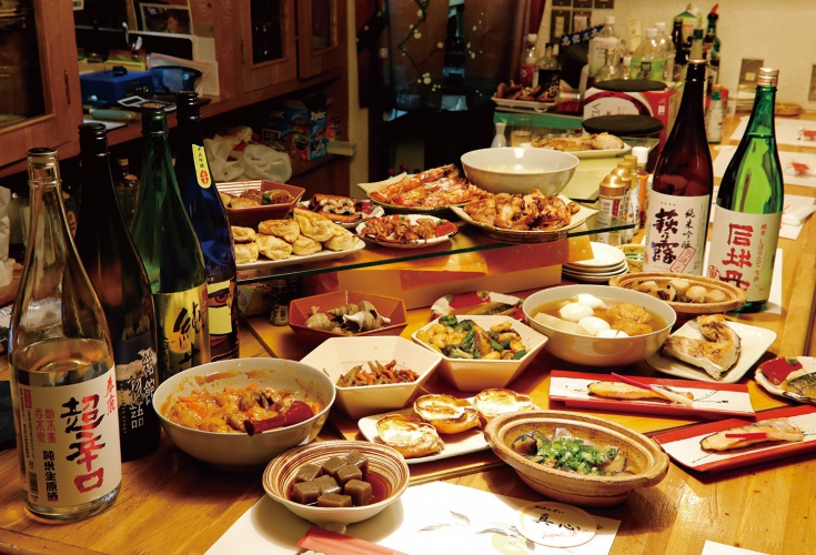 大皿に盛られた日替わりおばんざい、目の前のカウンターにズラリと並べられ、どれにしようか迷ってしまうほど