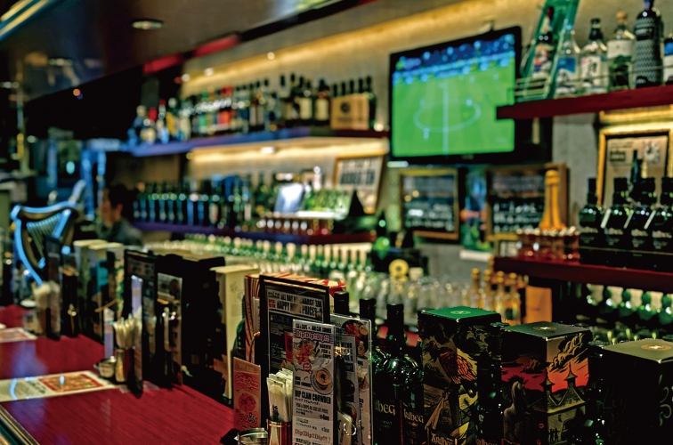 カウンター、ボックス席どこからでもウイスキーと合わせてテレビ中継の視聴可能。これもPUBならでは