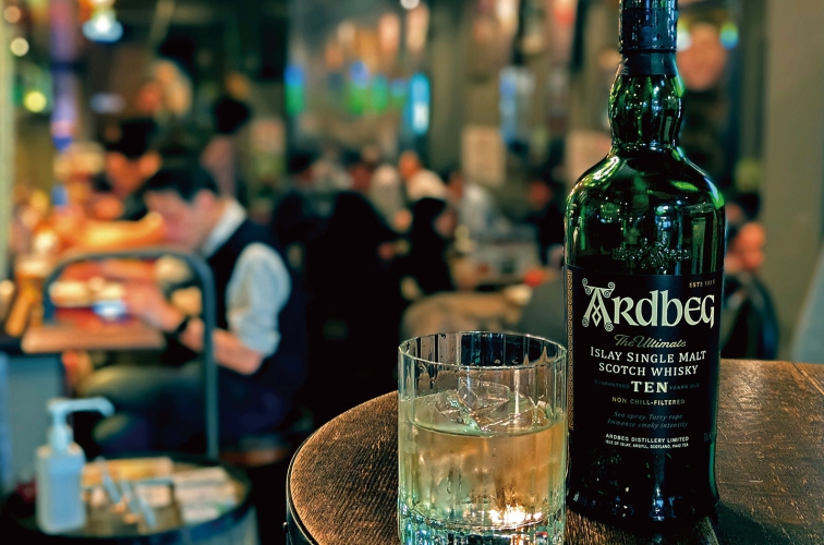 喧騒のなか、肩ひじ張らずに利用できる専門店、PUBならではの飲み方を楽しめる1品もある