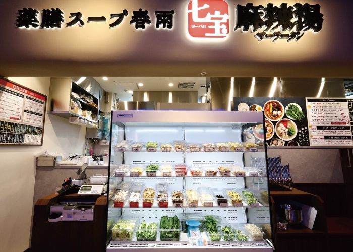 選べる具材は50種類以上。豚肉・牛肉・エビなど、あとのせトッピングあり