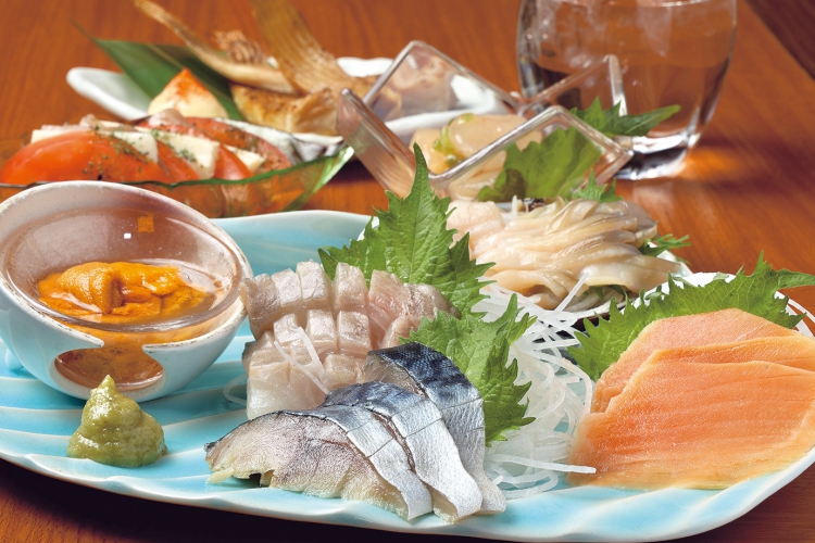 知床産のサバやホッケ、活〆鮭など豪華な日替わり刺身盛り合わせ。この日は2人前で4,000円