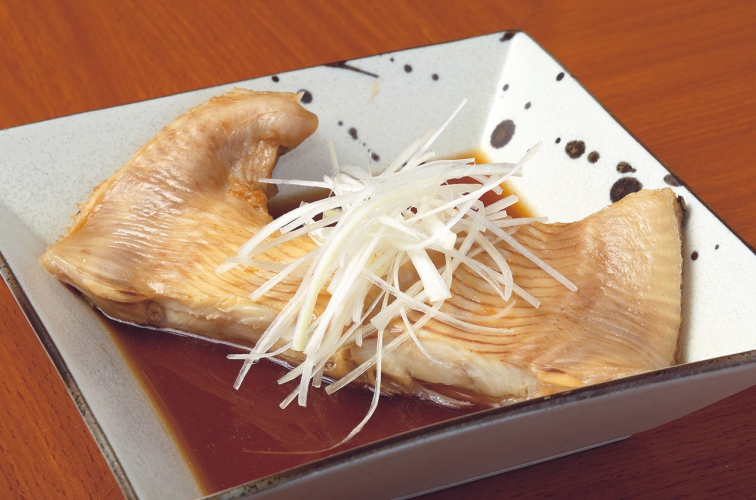脂がのって驚くほど柔らかな食感が特徴のサメガレイの煮付け800円