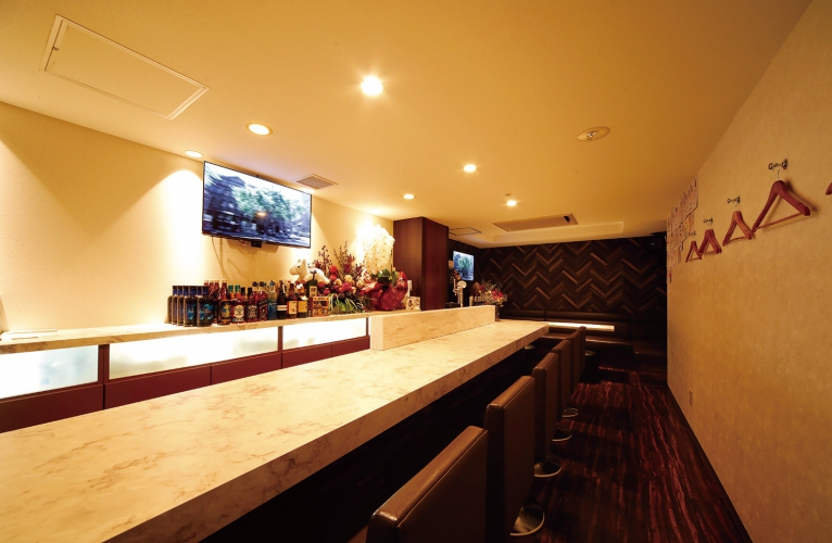 カウンター8席、ボックス6席を完備