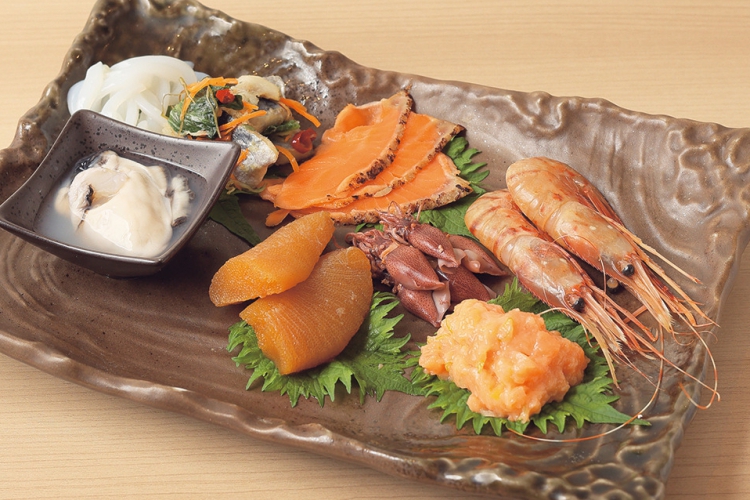 刺身8点盛り900円、ボタンエビ単品 100円