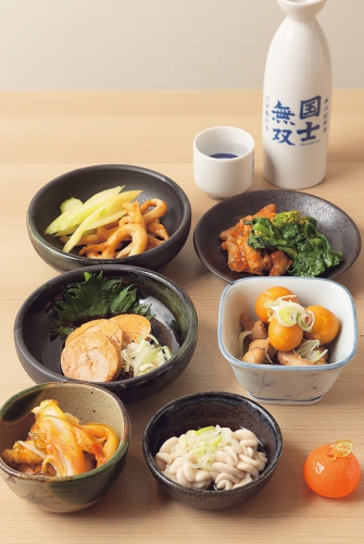 日替わりメニューのホルモンと菜の花50円、あん肝100円など破格のメニューで話題沸騰