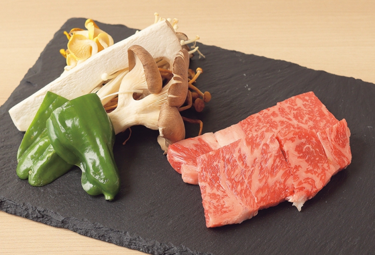 白老牛のサーロイン900円、きめ細やかな霜降りと上品な甘みを持つ脂の旨みをこの価格で楽しめる