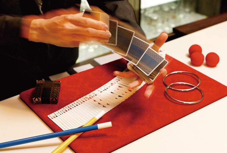 臨場感あふれるマジックはカウンター目の前に加え、ステージでも楽しめる