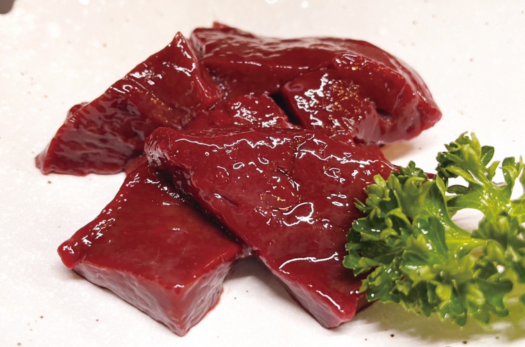 ハツ炙り刺し880円、モツ刺し780円、黒毛和牛炙り刺し1,280円～、鮮度にとことんこだわった1品