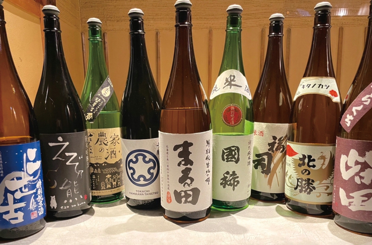 北海道地酒とその他地酒が10種以上、「焼肉の極上ペアリングをお届けいたします」と店主