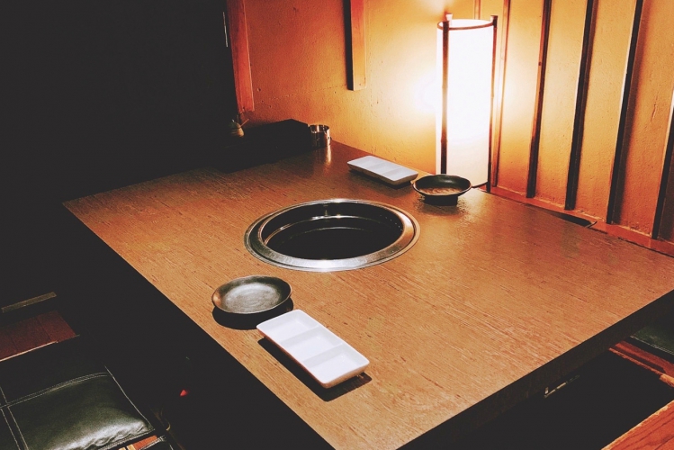 席はカウンター席やテーブル席のほか小上がり席完備