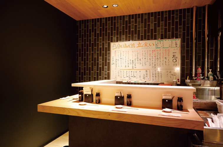 6～7人迄収容できる立ち食いスペース、営業時間は10:00～15:00、17:00～20:00