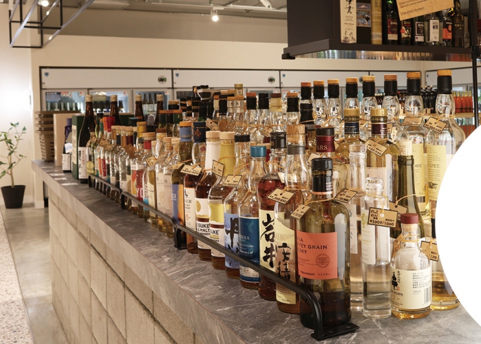 カウンターに並ぶ酒の中から好きなものをセレクト、単品（30ml）800円～