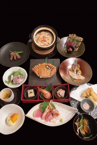 三大ガニのほか、刺身や馬刺し、和牛ステーキなど豪華爛漫な全12品「極コース」25,000円