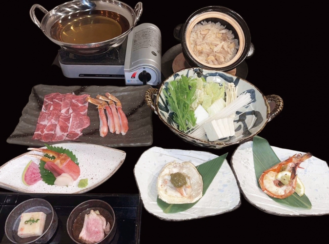 毛ガニ甲羅盛や人気のシータイガー半身焼が付いた全8品「阿寒ポークとズワイガニしゃぶしゃぶコース」10,000円