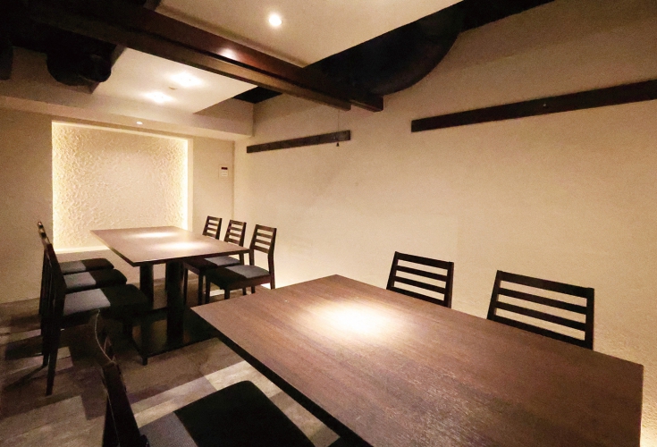 飲み会や打ち上げ、接待など幅広いシーンで利用できる使い勝手の良い空間。全席喫煙可 