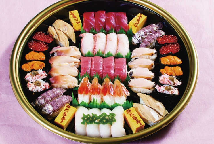 おたる亭特選食材の中トロやウニ、ボタンエビなどを入れた寿司盛り「松」4,320円～。写真は4人前