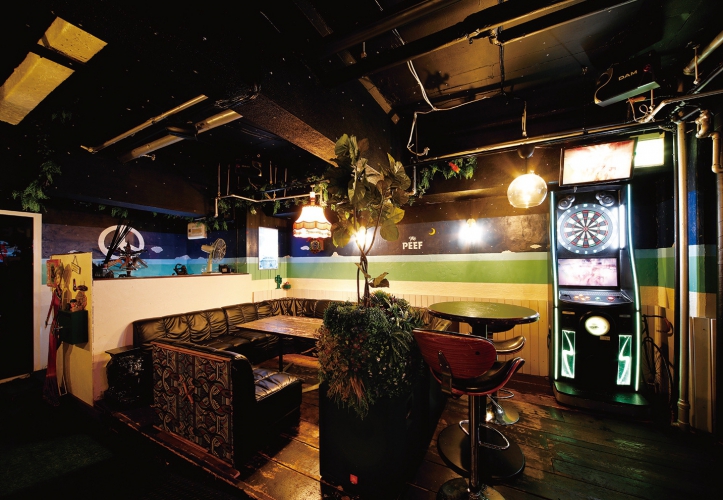 ふかふかのソファー席は団体にオススメ、ダーツも有