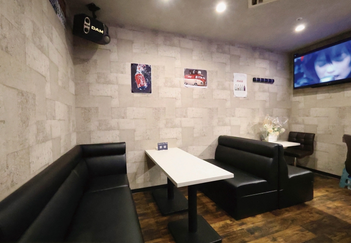 仲間と一緒に盛り上がれるボックス2卓8席を完備