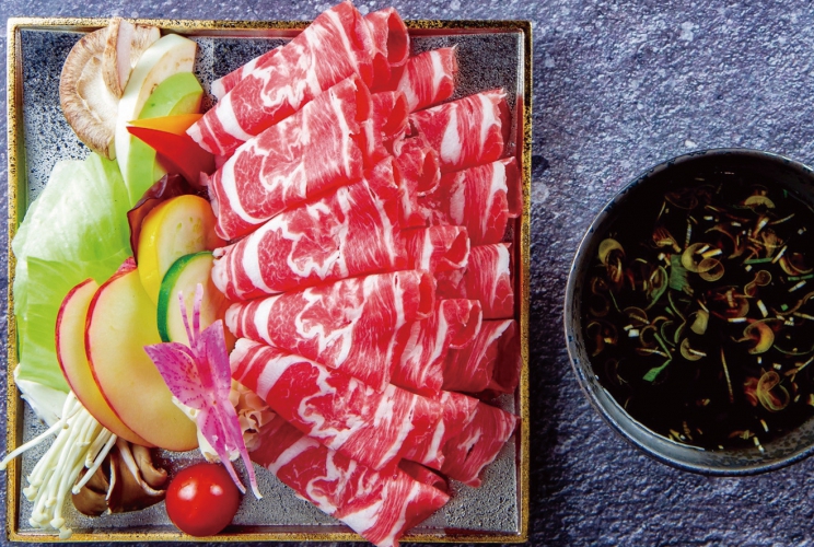 北海道産のラム肉は、きめ細かくしっとりやわらか。秘伝の醤油ダレで味わってみて