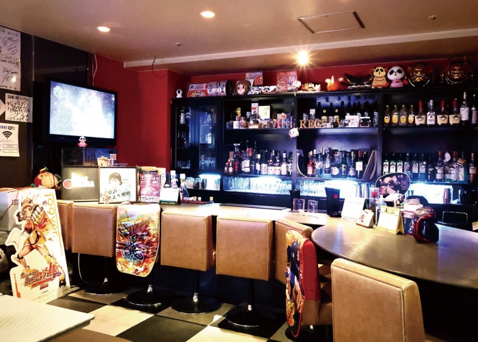 パチンコ＆スロットの関連グッズで飾られた店内