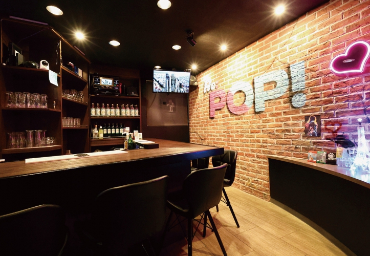 オシャレでかわいい店内、カウンター9席、テーブル4席