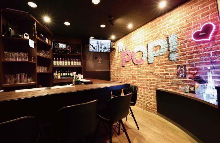 オシャレでかわいい店内、カウンター9席、テーブル4席 