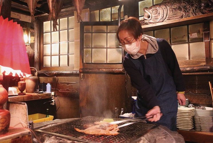 樹齢1000年以上にもなる巨大エゾ松を使った大囲炉裏で北海道産の魚介や野菜を焼き上げる