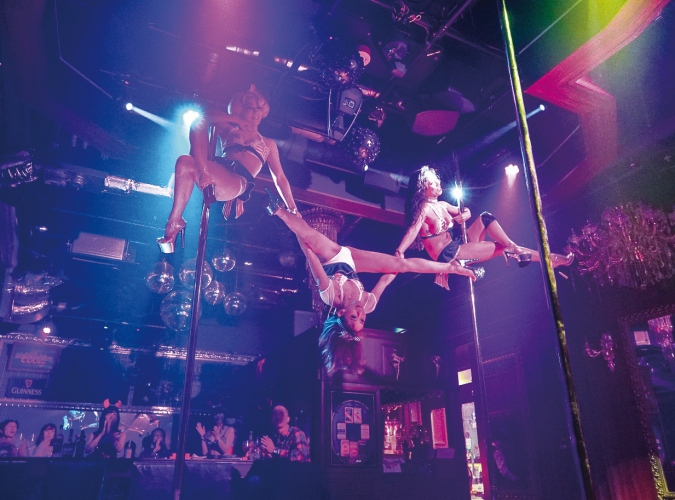 観るものを異世界へと誘うポールダンスショーが夜毎開催され、官能的な美しさを表現