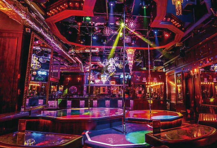 客席、バーカウンター、キャットウォークと細部にいたるまでこだわりがある店内