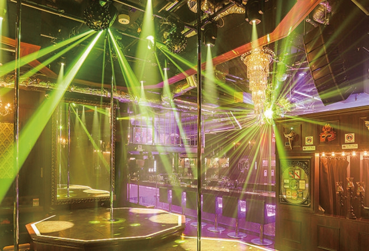 最新の音響設備と照明効果を駆使し、独特の世界観を演出している