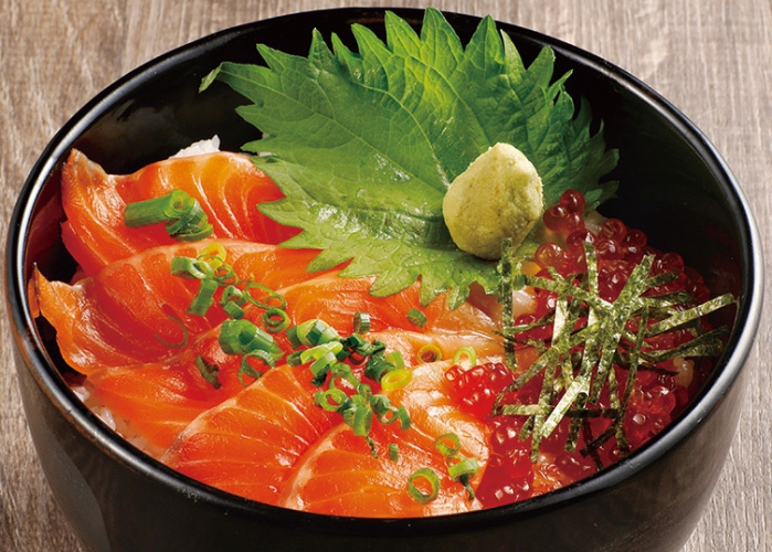 ほとんどのコースで楽しめる「サーモンいくらの親子丼」