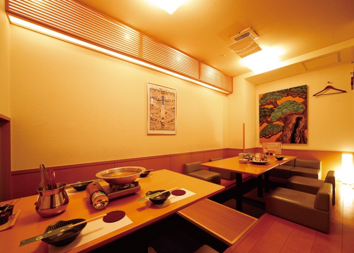 洗練されたつくりの掘りごたつ席を2種類用意