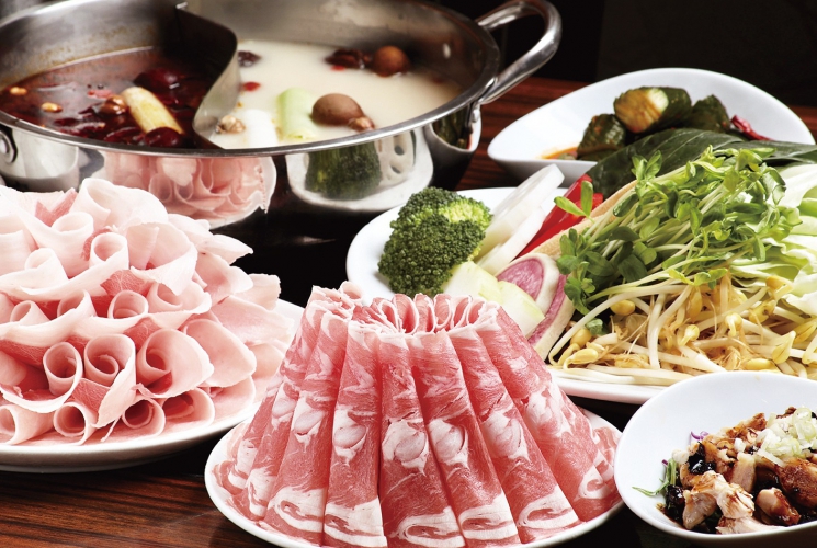 肉類14種、海鮮13種、野菜30種、団子や水餃子10種、豆腐やキノコ15種と豊富な具材を用意
