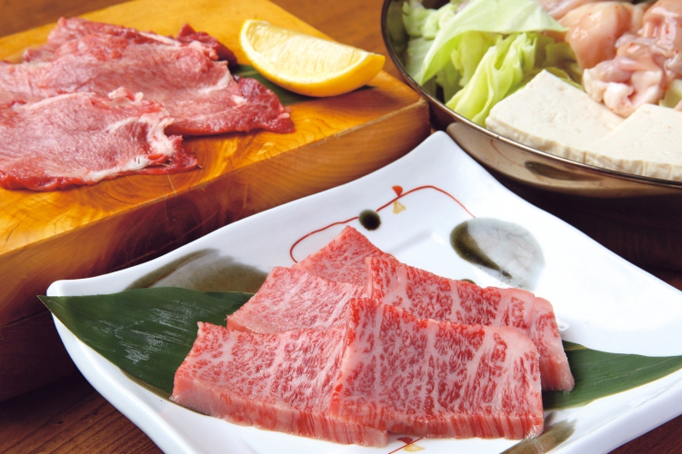 肉の特徴に合わせ生肉を手切りすることで、旨みを最大限に引き出す