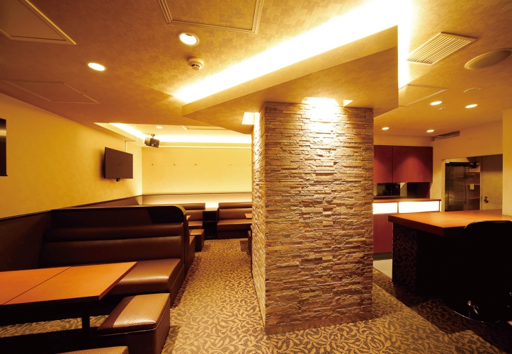 クラブのような品のある造りの店内、忘年会の2次会予約も承り中