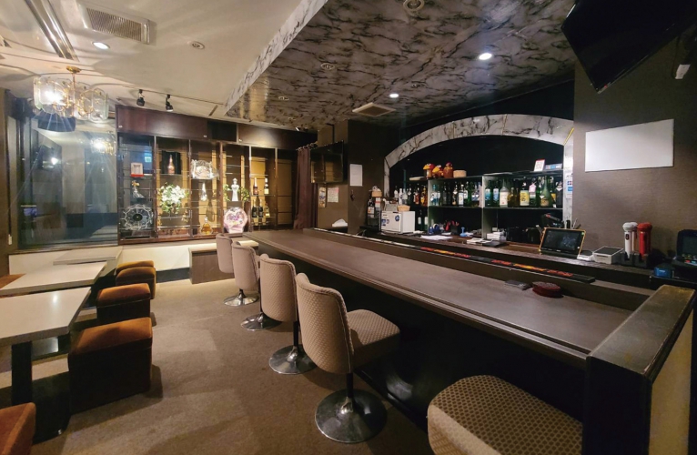 ゆったりとしたカウンター7席