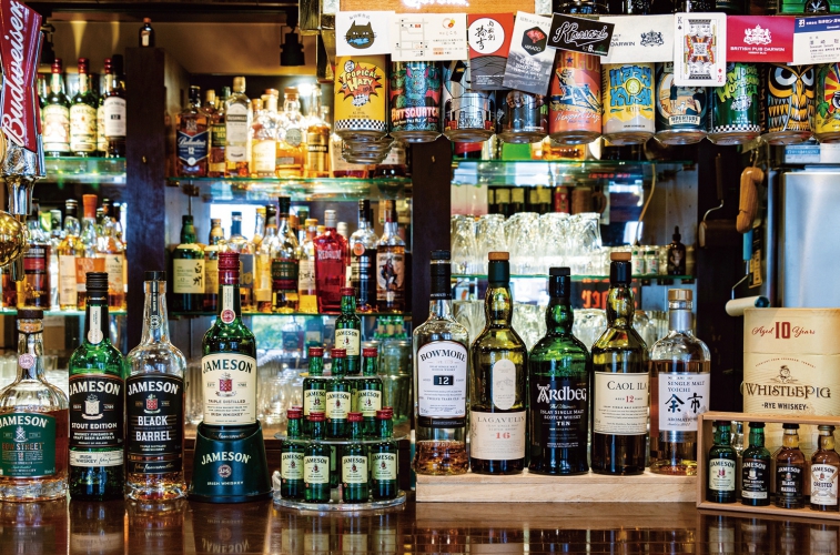 スコッチやアイリッシュを中心に国産も含めさまざまなウイスキーを取り揃えている