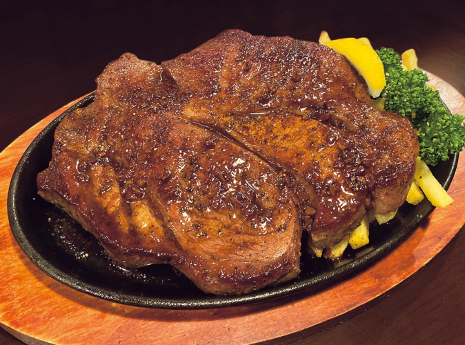 数量限定「スペシャル牛ステーキ（約450g）」3,600円、ハイボールと楽しむのに最適