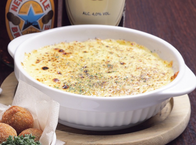 英国の伝統料理「シェパーズパイ」1,100円などウイスキーに好相性のフードメニューが各種用意されている