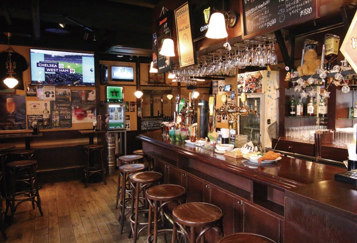 まさに正統派パブ、店内はカウンター10席とテーブル50席完備 