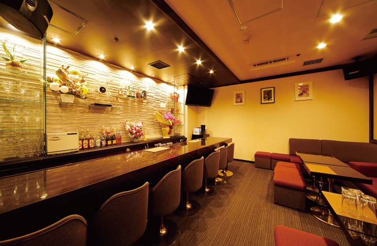 シックで品のある店内にはカウンター7席とボックス16席を完備