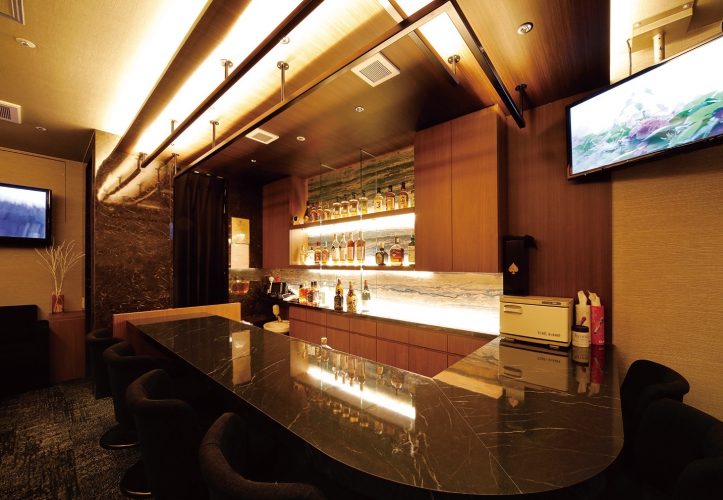 1人でも安心して楽しめるゆったりとしたカウンター席