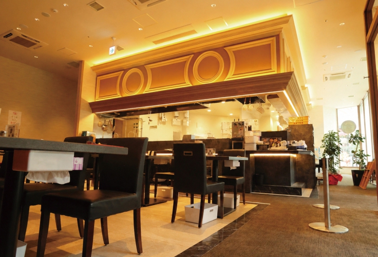普通のラーメン店とは一線を画す広々とした店内