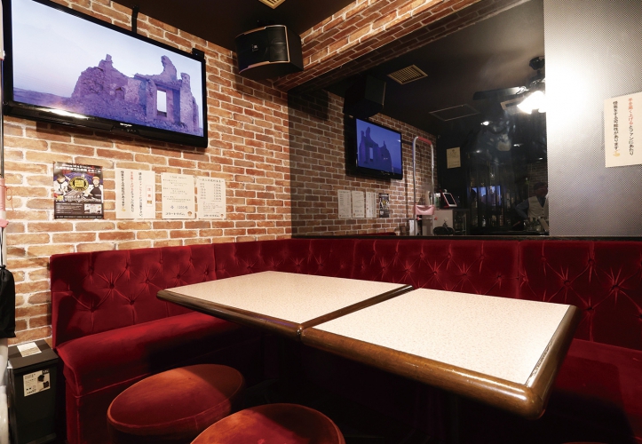 奥にはボックス8席を完備、カラオケは無料