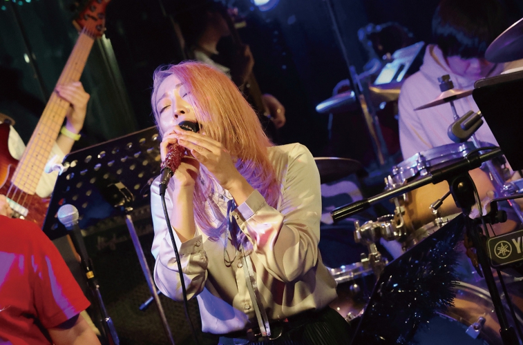 60～80年代の懐かしのサウンドを妖艶な女性シンガーが歌い上げる