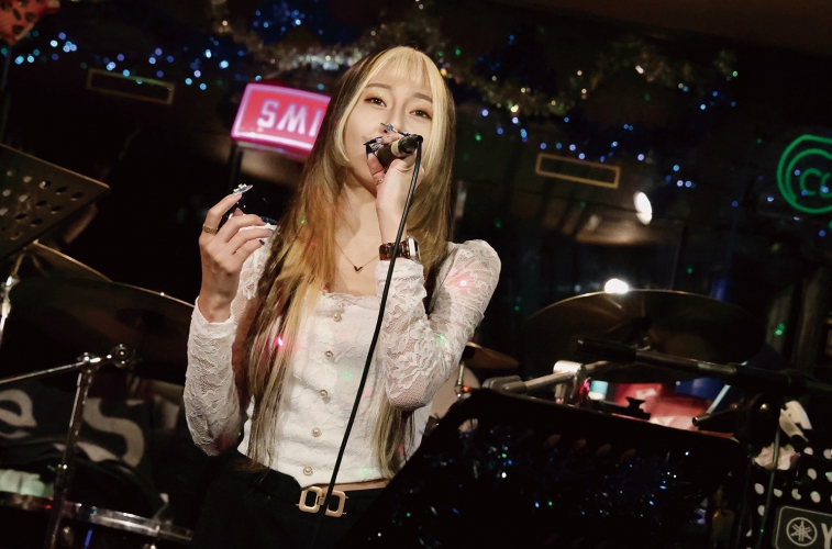 大好きだったあの名曲にきっと出会えるはず、忘年会は美味しいお酒とライブステージを楽しんで