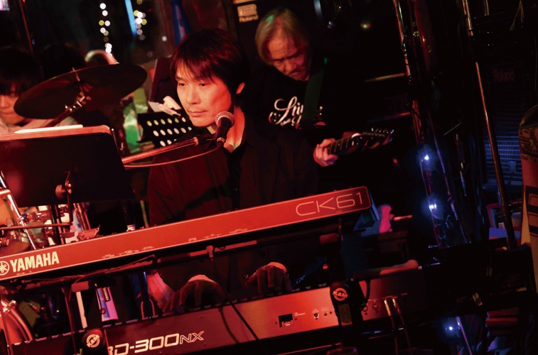 客席の間近にステージを配し、店内一体となって盛り上がれる