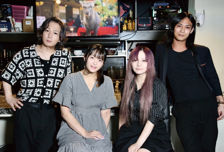 左から“寿司”こと森店長、立花聖菜ちゃん、伊織ちゃん、Mr.RIKU