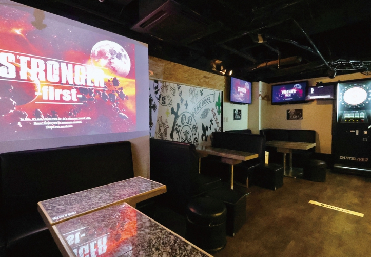 仲間とともに盛り上がれるボックスは5卓18席を完備