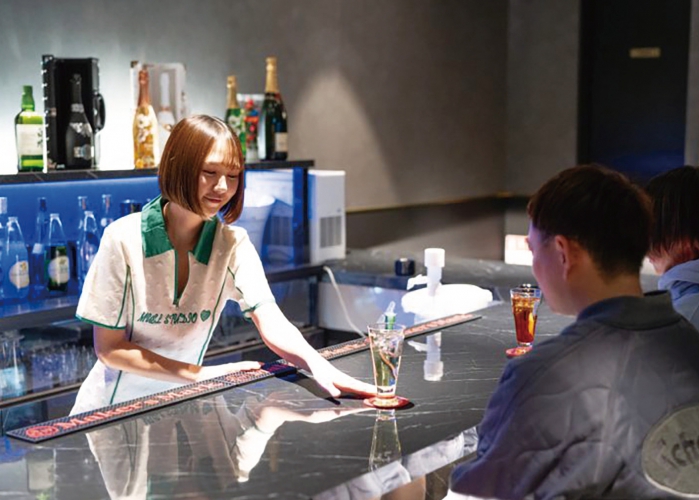 ドリンクの飲み放題はゴルフルーム3,300円～、バー2,750円～。多数のミニゲームを用意